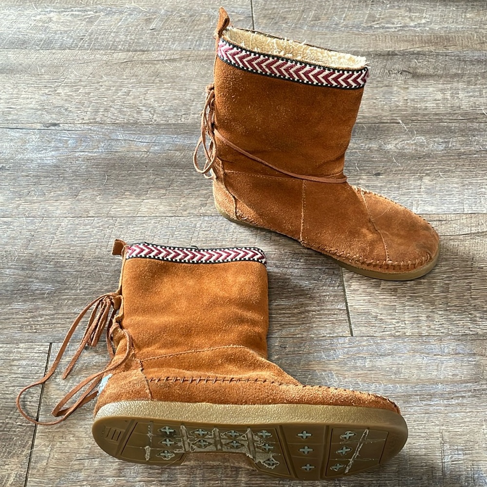 Toms suede embroidered boots